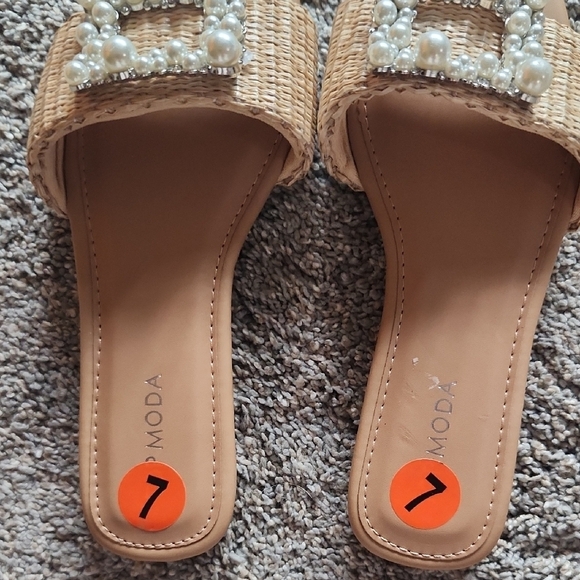 Moda Tan Sandals with Crystal Embellishments - Picture 4 of 6